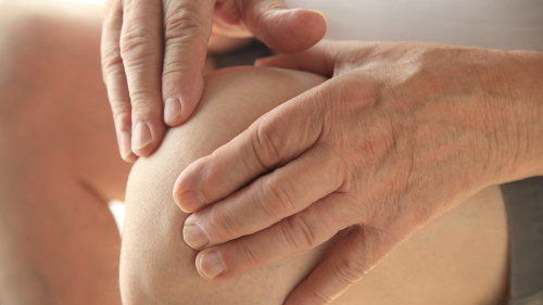 中老年人平時坐著捏膝蓋，對養護膝關節有好處。