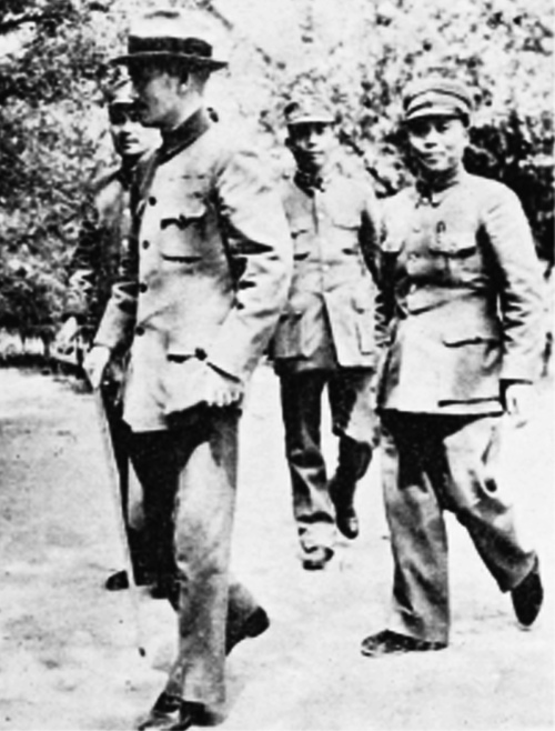 1938年，（左起）白崇禧、蒋委员长、第五战区副司令长官李品仙、司令长官李宗仁在徐州。