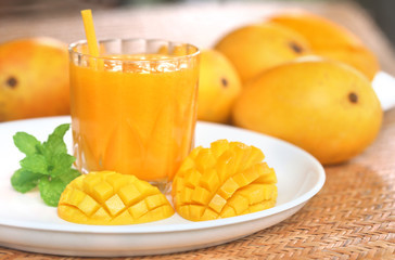 芒果和酒都是辛辣的食物，多吃對人的腎臟有害。
