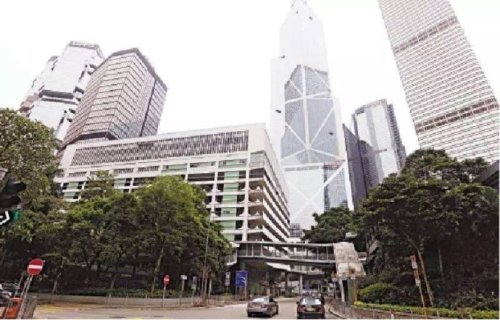 香港廉政公署的总部曾在此矮楼办公，背后就是中国银行香港总部大楼