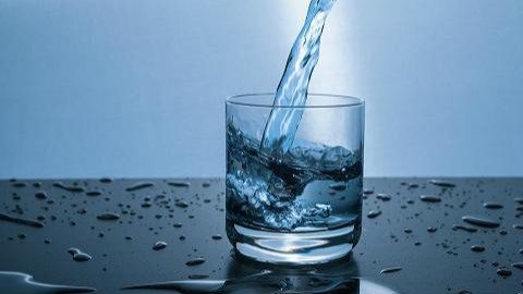 長壽秘訣，起床後馬上喝杯溫開水。