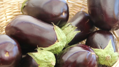 茄子皮含有丰富的维生素P，能预防心脑血管疾病。