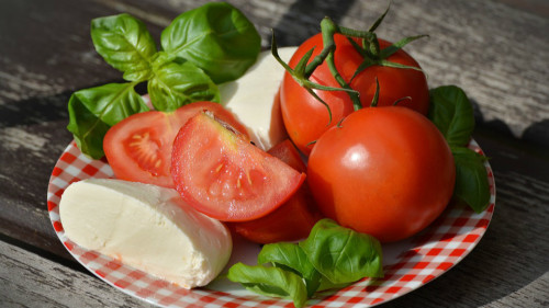 西红柿煮熟吃比生吃的养生效果更好。