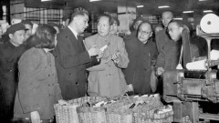 毛澤東視察上海公私合營申新九廠，和榮毅仁交談 1956年