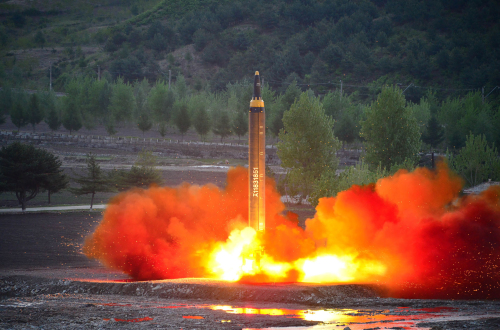 朝鮮試射中長程戰略彈道火箭Hwasong-12。