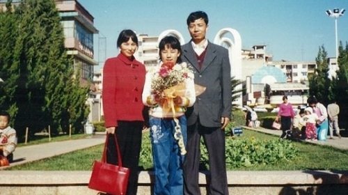 Iris Lu與她的母親鄧翠萍、父親盧文明(音)2000年於中國雲南省玉溪市的合照。