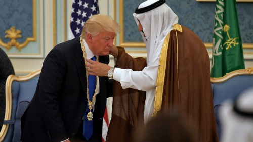 星期六在沙烏地阿拉伯首都利雅得的王宮內，沙特國王薩勒曼授予美國總統川普沙特王國最高的平民榮譽。