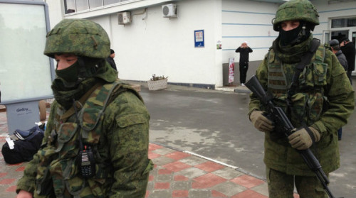 俄羅斯於克里米亞危機中，派秘密武裝軍隊「小綠人」滲透至烏克蘭。