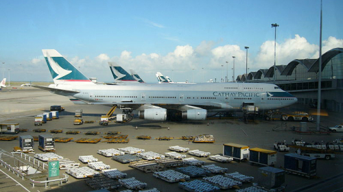 停靠於香港國際機場的國泰航空客機