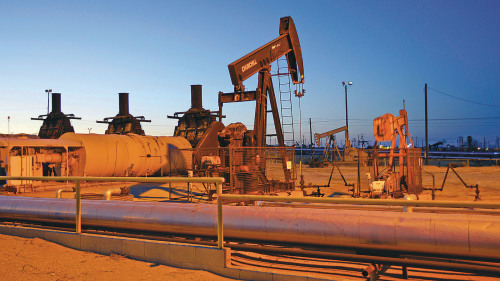 美國石油持續「井噴」，根據一家美國能源諮詢機構的推估，美國將在今年超越沙烏地阿拉伯，搖身一變成為世界最大油品出口國。