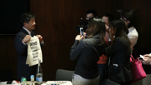 記者會開始前，臺灣衛生部長陳時中擔任《Leave No One Behind》布袋的行動模特兒，供臺灣媒體拍照。