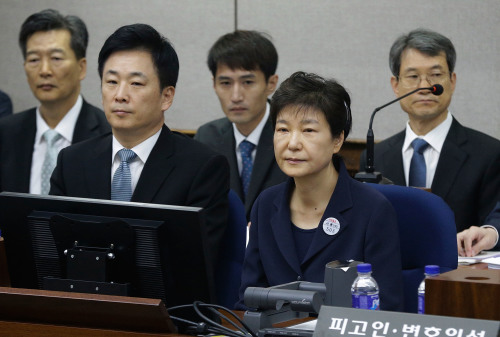 韓國前總統樸仁惠（右）於5月23日在首爾中央地方法院受審。