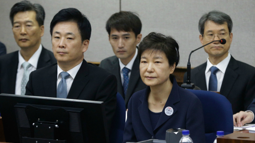 樸仁惠（右）於2017年5月23日在首爾中央地方法院受審。
