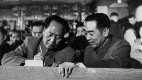 更改国号，是毛泽东一生中追悔莫及的事。图为毛与周恩来在一起。