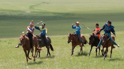 蒙古草原上的寒冷、荒凉、无情，造就了蒙古人的坚韧不拔和对生活的热爱。