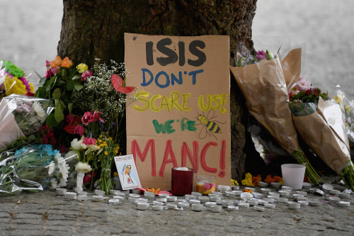 曼彻斯特民众悼念爆炸案遇难者。