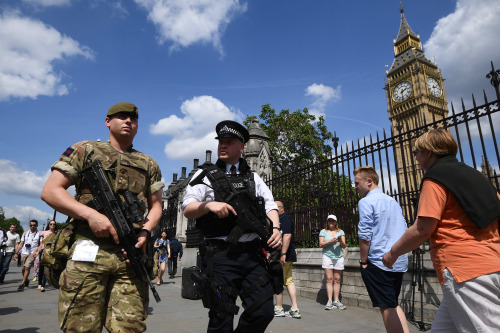 2017年5月24日，英国武装士兵和警察在伦敦议会大厦外巡逻。