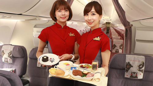中華航空首創的「三熊友達號彩繪機」的機上空姐們