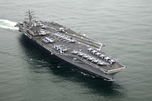 世界上最大的军舰之一：美国“尼米兹号航空母舰”（USS Nimitz）。