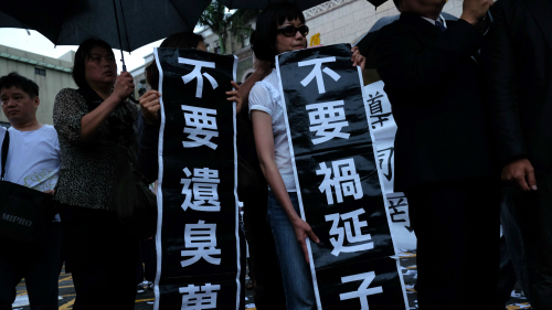 臺灣最高法院5與人24日對同性婚姻進行裁決，臺灣成為首位在亞洲允許同性婚姻的地方。反同性戀婚姻示威者2017年5月24日在臺北司法院外反對司法院的作為。