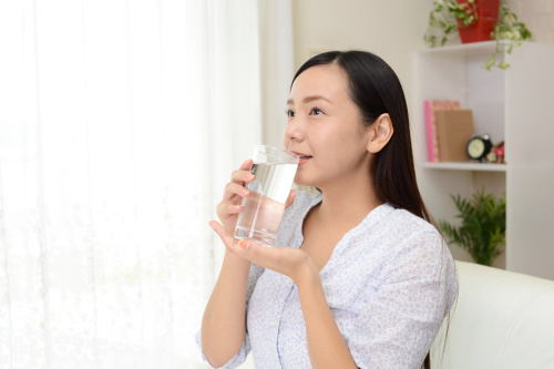 为了预防发病，避免人体津液的散失，在晨起和晚上睡觉之前的两杯温开水，至关重要。
