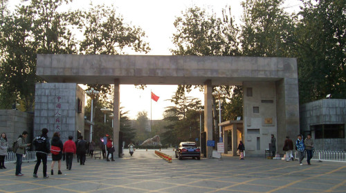 北方大學隱藏了駭人聽聞的罪惡，圖為改名後的中國人民大學東門。
