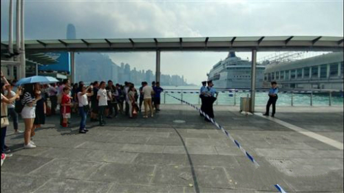 香港尖沙咀驚現疑似爆裂物，警方到場後拉起封鎖線。（圖片來源：自我系香港人推特） 