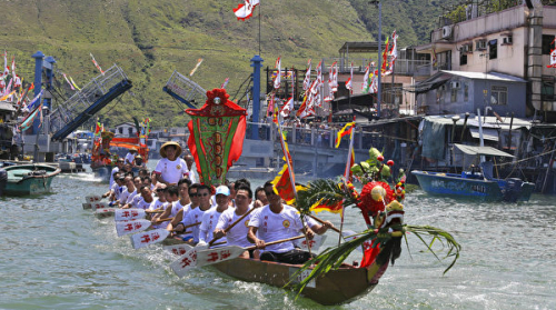 香港大澳居民在端午节当天举行龙舟游涌活动