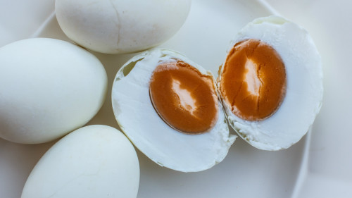咸鸭蛋有有滋阴、清肺、丰肌、泽肤等功效。