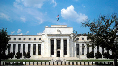 美聯儲公布最新利率決議，維持FOMC聯邦基金利率在0.75%-1%不變，符合市場預期。此前，市場廣泛預期美聯儲將保持政策立場不變。