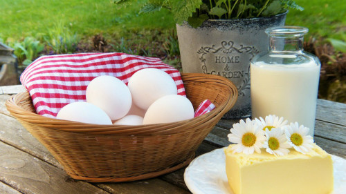 牛奶加雞蛋，二者蛋白質含量高，吃完後會昏昏欲睡。