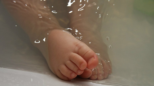 泡脚，水的温热可促进全身血液循环，达到温阳暖体的效果。