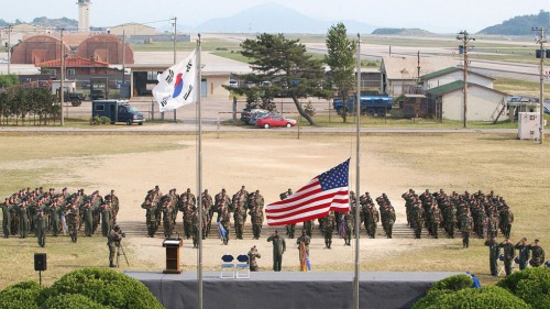 群山空軍基地裡的美國空軍士兵