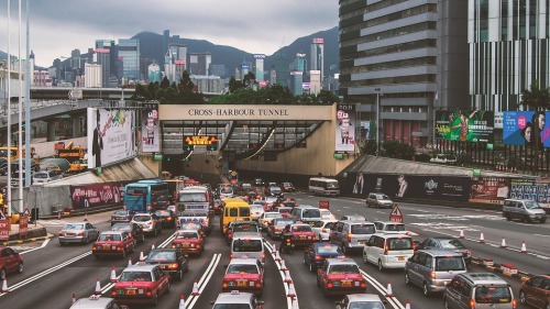 香港公務員與其他本港民眾一樣，每天在繁忙的香港街道中穿行，不過他們的薪資標準卻提高不上去