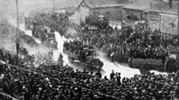 1957年12月5日，太原市民夹道欢送7000名干部下乡上山。