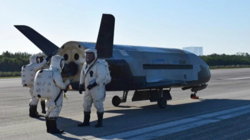 于7日，美国空军无人驾驶的X-37B太空飞机，于环绕地球轨道718天打破纪录后，返回地球。