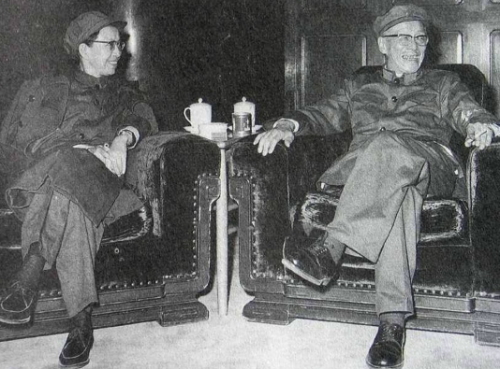 文革時期的江青（左）與康生（右）談笑風生