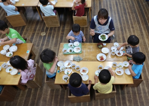日本小朋友是怎么吃饭的？中国人看完感慨万千！