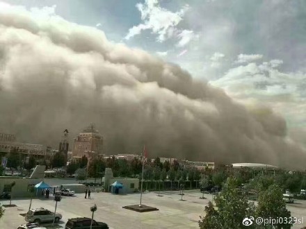 瞬間被吞噬 最強沙塵暴襲新疆