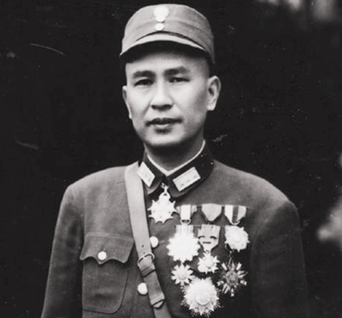 战功赫赫、功勋卓着白崇禧将军。1944年1月1日，国民政府授予他青天白日勋章。