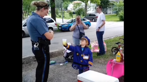 3岁女孩街边卖柠檬水来了50个警察结局惊人视频/图