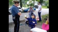 3歲女孩街邊賣檸檬水來了50個警察結局驚人(視頻圖)