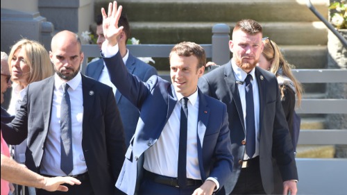 2017年6月11日，马克龙离开住所前往议会选举投票。