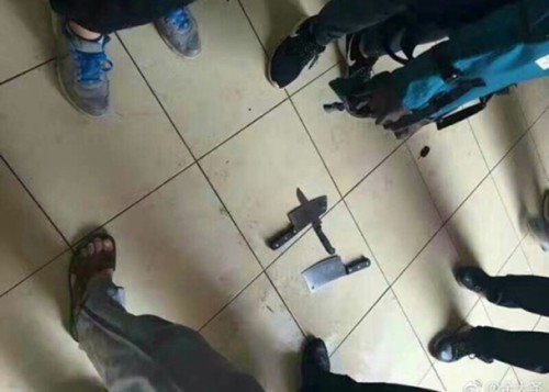 一名男学生持菜刀砍伤同校女同学
