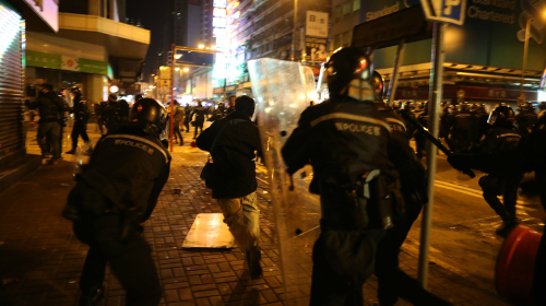 2016年2月9日，香港旺角民眾與警方發生衝突，衝突中有40多名警官和記者受傷。 （圖片來源： Getty Images）