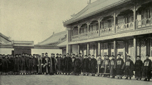 1902年京师大学堂教职员工合影，背景为藏书楼。