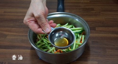 5、取一個空碗公，將所有的材料拌入香油、鹽、胡椒粉、味醂、七味粉。