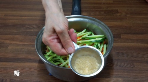 5、取一个空碗公，将所有的材料拌入香油、盐、胡椒粉、味醂、七味粉。