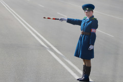 為何金正恩讓年輕未婚女性上街指揮交通(組圖)