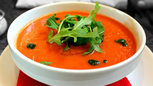 番茄汤有抗前列腺癌和保护心脏功效，最适合于男子饮用。